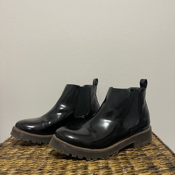 Forever21 shiny chelsea boots - Picture 1 of 4